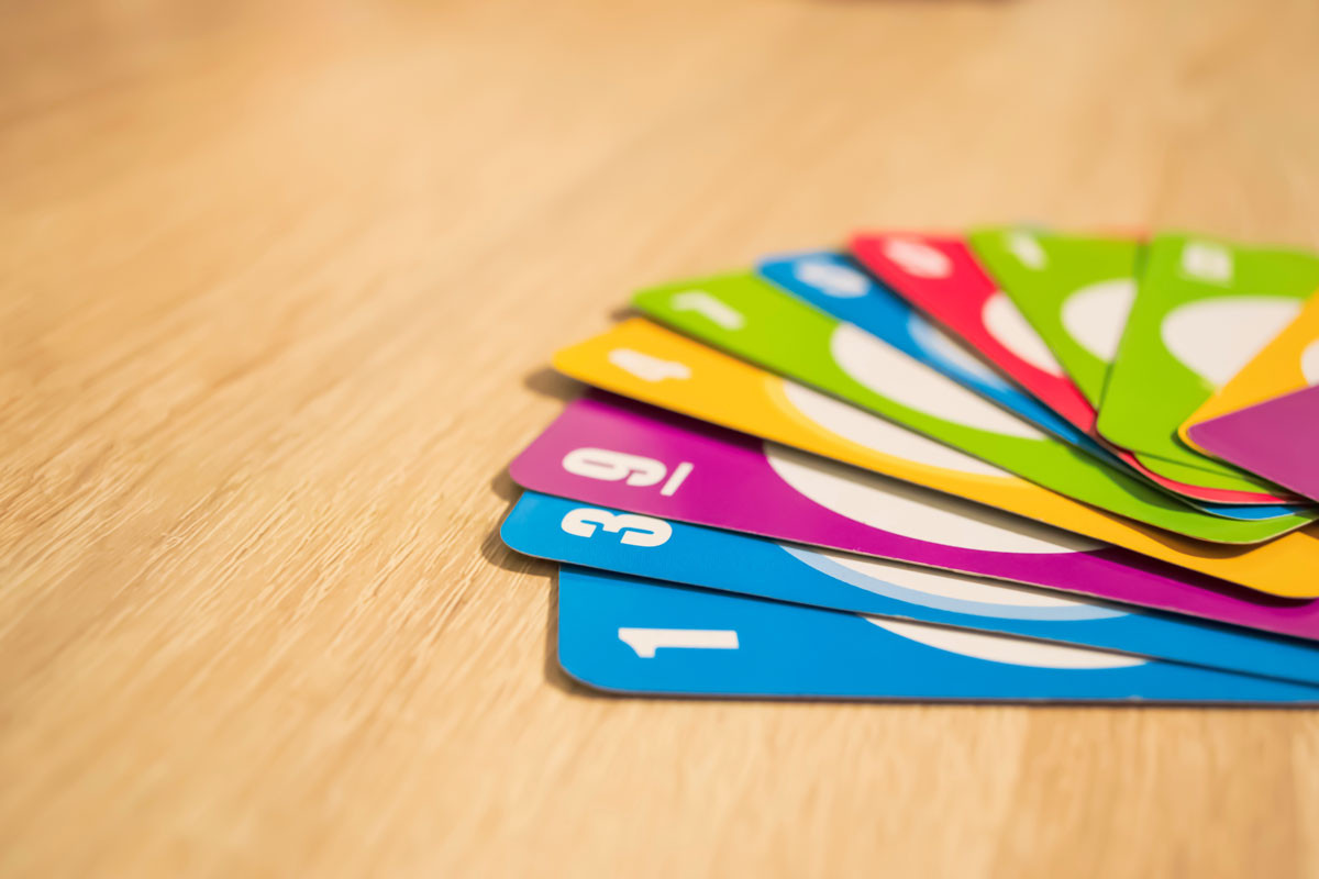 Uno: il gioco di carte che diverte tutti. Regole e carte speciali. - -