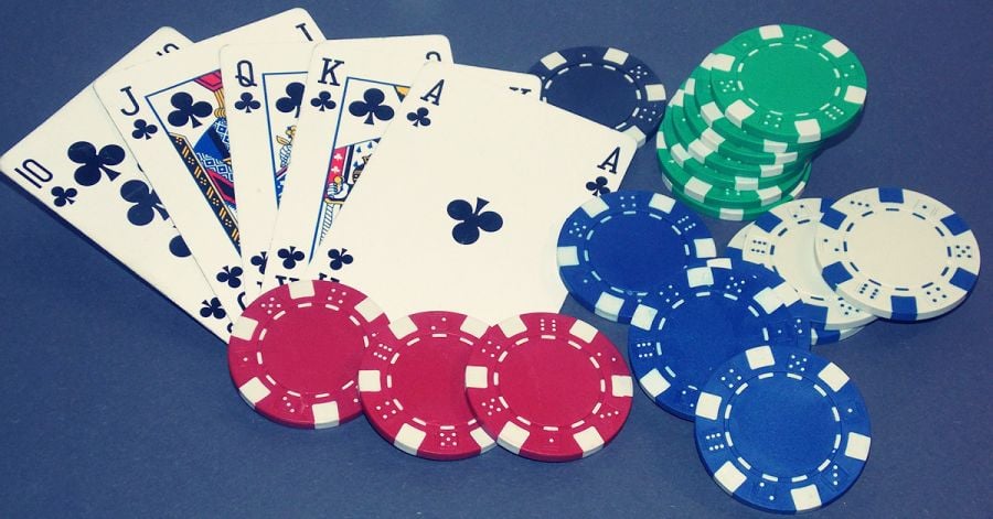 Cartas y fichas de poker - -