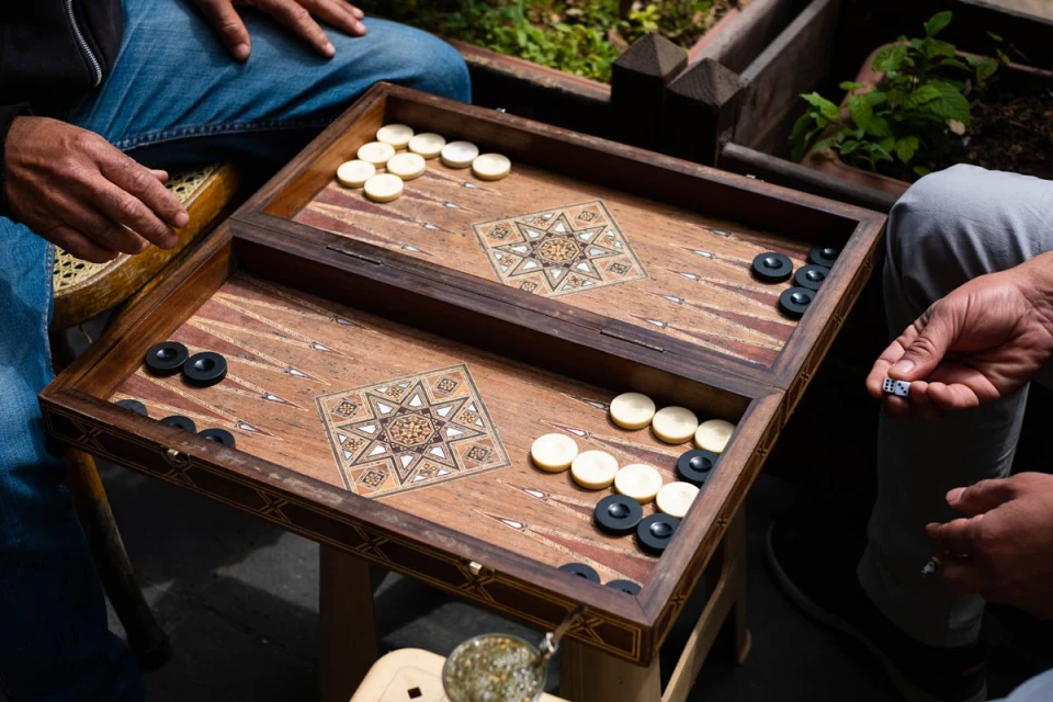 Come si gioca a backgammon?